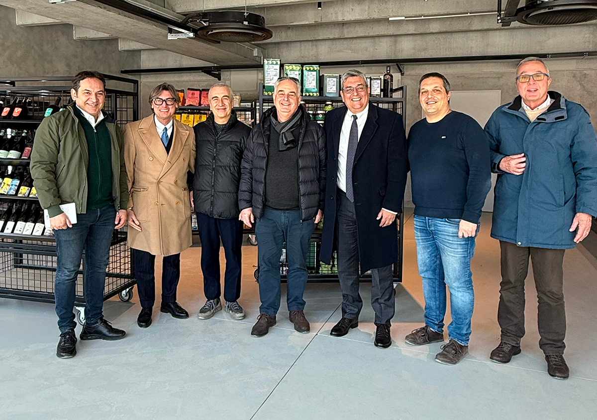 Intesa Sanpaolo in visita a Bologna, nel capannone di Mercatale